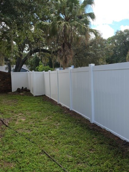 Clean vinyl fence by Magic Outdoor Solutions FL
